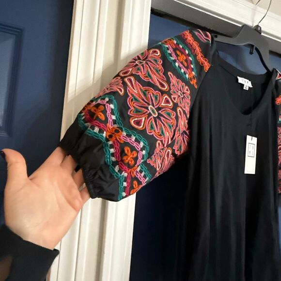 THML Boho Embroidered Puff Sleeve Top Size XS NWT - Picture 3 of 7
